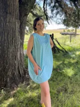 Vestido corto celeste de algodón, corte oversize y sin mangas.