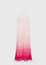 Vestido largo de diseño evasé con efecto degradado que va desde un tono rosado claro en la parte superior hasta un fucsia intenso en el ruedo. Presenta escote en pico, tirantes finos que se cruzan en la espalda y una caída fluida.