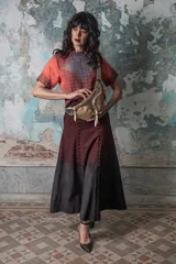 Riñonera dorada metalizada con frente de cuero gamuzado color ocre claro.