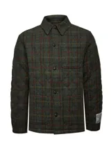 Chaqueta de lana Harris Tweed con patrón de tartán en tonos verdes, marrones y detalles en burdeos. Presenta cuello camisero, cierre frontal con botones, bolsillos de parche y acolchado interior térmico.