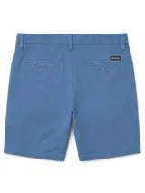 Bermuda de gabardina color borravino con bolsillos laterales, trabillas para cinto y cintura elastizada en los laterales.