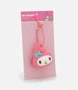 Monedero de silicona con forma del personaje My Melody, en color rosado con detalles en celeste y blanco. Incluye cierre superior y asa flexible texturizada para colgar.