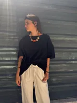 Remera negra de manga corta y cuello redondo, con calce holgado.