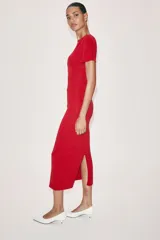 Vestido midi rojo confeccionado en punto, de cuello barco y manga corta, con detalles drapeados en los laterales.
