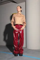 Pantalón de charol rojo de tiro medio alto, con botón metálico níquel, badana de RENÉE en cintura y bolsillos traseros.