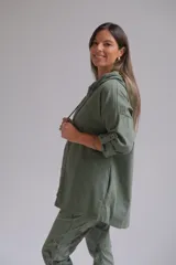 Campera verde militar con capucha, cierre frontal y mangas tres cuartos con detalle de ajuste.