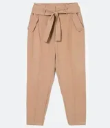 Pantalón cargo color beige, de corte recto, con cintura alta y cinturón con hebilla.