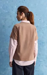 Remera de manga corta blanca, con cuello redondo y calce relajado.