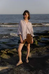 Sandalias bajas color beige con tiras de cuero entretejidas.