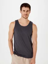 Musculosa de corte slim, color rojo, con cuello redondo y sisas amplias.