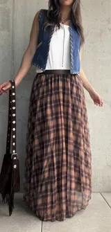 Falda larga plisada con estampado de cuadros en tonos camel y marrón, confeccionada en tejido liviano con cintura elástica.