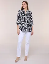 Blusa Zac & Rachel de gasa estampada con patrón multicolor, cuello mao con escote en V y botones frontales. Cuenta con detalles plisados en el frente y mangas largas con sistema para ajustar.