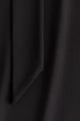 Remera de manga larga confeccionada en punto elástico, con ajuste entallado, cuello drapeado y tiras anchas integradas para variar el estilismo.