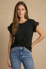 Remera negra de calce oversize, con cuello redondo y mangas cortas que presentan detalles de volados con textura brillante.