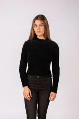 Sweater de textura suave y afelpada, color negro, con cuello redondo y mangas largas ajustadas.
