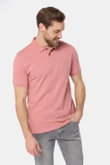 Remera polo de piqué, color azul, de manga corta con cuello en Rib y botones personalizados.