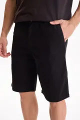Bermuda de gabardina con spandex estilo chino color negro, con bolsillos laterales y traseros.