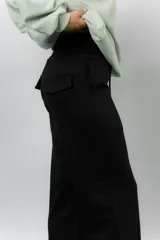 Pantalón blanco de silueta amplia y caída fluida, con cintura alta elastizada y lazo regulable con terminaciones metálicas.