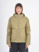 Campera acolchada con diseño de costuras en rombos, color azul, con capucha, cierre frontal y bolsillos delanteros.