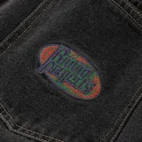 Pantalón de jean negro con corte recto, cierre de botón y cremallera, y bolsillos delanteros y traseros. Incluye un pequeño logo bordado en rojo en el bolsillo delantero derecho.