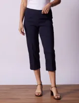 Pantalón capri blanco en gabardina elastizada, marca Zac & Rachel. Pretina ancha elastizada. Delantera y trasera con bolsillos simulados.