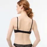 Sujetador negro de encaje con transparencias, breteles finos regulables y corte balconet.