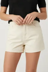 Short de jean de corte recto y tiro medio, con bolsillos laterales y traseros.