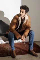 Campera de cuero color marrón claro con cuello de piel sintética color crema.