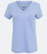 Remera azul de algodón con cuello en V y bolsillo en el pecho.