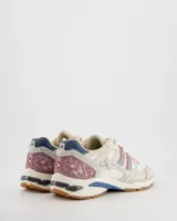 Championes retro runner Coolway modelo 2003 Glow Rush, confeccionados con un mix de texturas que incluye malla, serraje y paneles superpuestos. Presentan un diseño en tonos blancos y crudos con detalles en rosa, azul y coral, suela dentada de goma y amortiguación cómoda para uso diario.