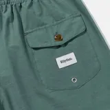 Short de baño verde con cintura elástica ajustable con cordón, bolsillos laterales y logo de la marca estampado en blanco en la parte inferior.