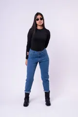Pantalón tipo mom fit de denim rígido en lavado oscuro, con tiro alto, cierre frontal con botón y bolsillos laterales y traseros.