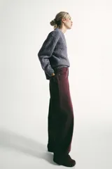 Jeans de tiro medio con corte ballon fit, cinco bolsillos y cierre frontal con cremallera y botón metálico.