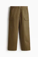 Pantalón cargo de algodón en color verde militar con corte relajado, bolsillos al bies en los laterales, bolsillos de parche con solapa en las piernas y cierre frontal con botón a presión.