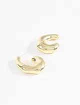 Par de aros plateados con diseño irregular.