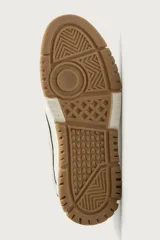 Zapatilla deportiva de estilo retro con diseño de paneles en combinación de materiales. Presenta una base de color blanco con detalles en verde oscuro y gris, y una suela de goma con volumen en tono caramelo.