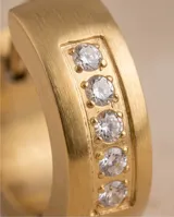 Aros argolla de acero con baño de oro y una hilera central de circonias incrustadas.