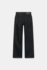 Jeans de tiro alto, pernera recta y larga, estilo clásico con cinco bolsillos, cierre frontal con cremallera y botón metálico.