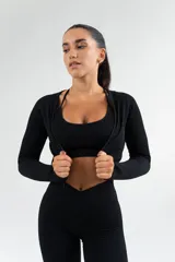 Campera corta negra de tejido acanalado, con cierre frontal y mangas largas.