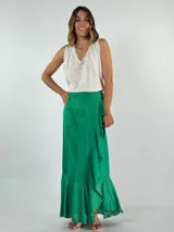 Pollera larga color naranja, de corte recto y con volados en diagonal en el frente.