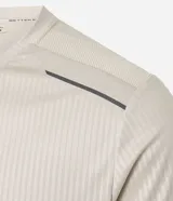 Remera deportiva de corte regular, confeccionada en tejido técnico con tecnología Dry para mayor transpirabilidad. Presenta cuello redondo, mangas cortas y detalles reflectantes y texturizados en los hombros.