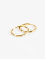 Par de aros tipo argolla de acero quirúrgico hipoalergénico color dorado.