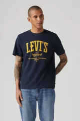 Remera azul marino de algodón con logo Levi's amarillo estampado en el pecho.