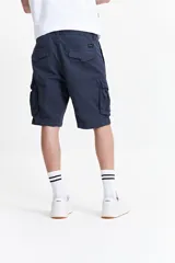 Bermuda cargo de corte clásico en color beige, con bolsillos laterales tipo cargo, cierre de cremallera y botón, y pasacintos.