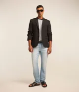 Pantalón slim para hombre confeccionado en denim con efecto desteñido, con trabillas en la cintura y bolsillos funcionales.