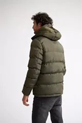 Campera de abrigo negra con capucha, cierre frontal con cremallera y botones a presión, bolsillos laterales con cierre, puños ajustados y logo estampado y en goma.