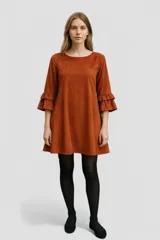 Vestido corto color ladrillo, de corte evasé, con mangas 3/4 con volados.