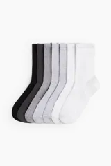 Pack de siete pares de medias de caña media en punto acanalado, en colores negro, gris oscuro, gris medio, gris claro y blanco.