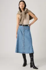 Falda midi de denim en tono azul clásico, con corte evasé, tiro medio, costuras yugulares destacadas y cierre frontal con botones metálicos.
