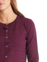 Cardigan de tejido fino con abotonadura frontal, cuello redondo y mangas tres cuartos con puños acanalados.
